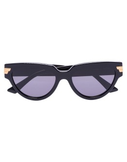 cat eye-frame sunglasses