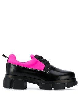 Velar low-top shoes