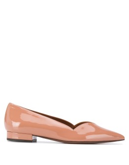 varnished pointed shoes