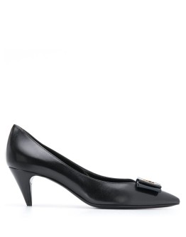 logo plaque pumps